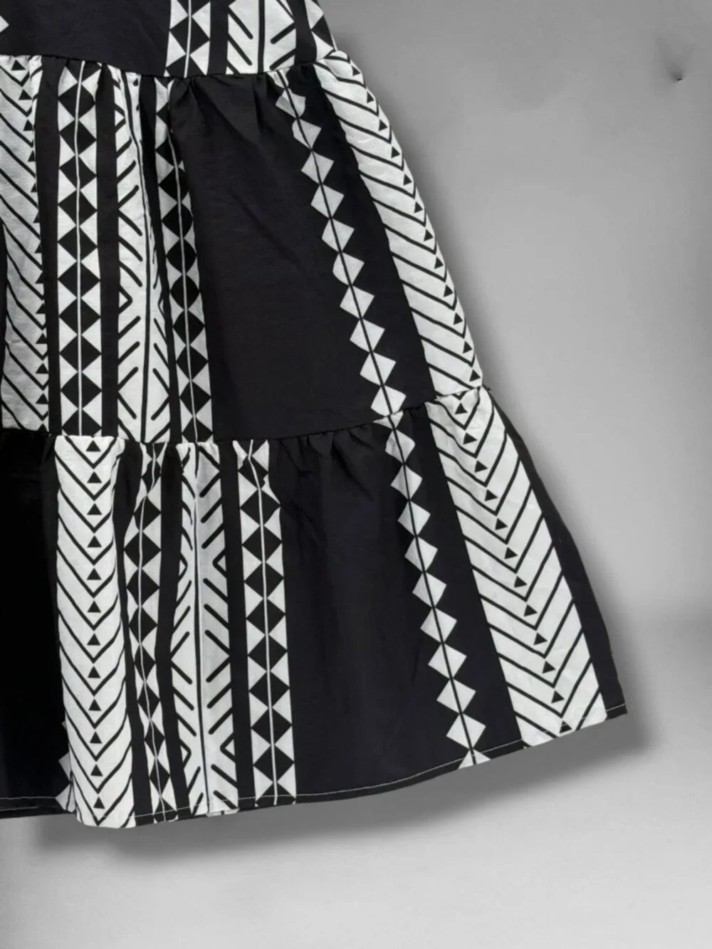 Cupshe Black & White Shimmery Tribal Print Ruffle Midi Dress M